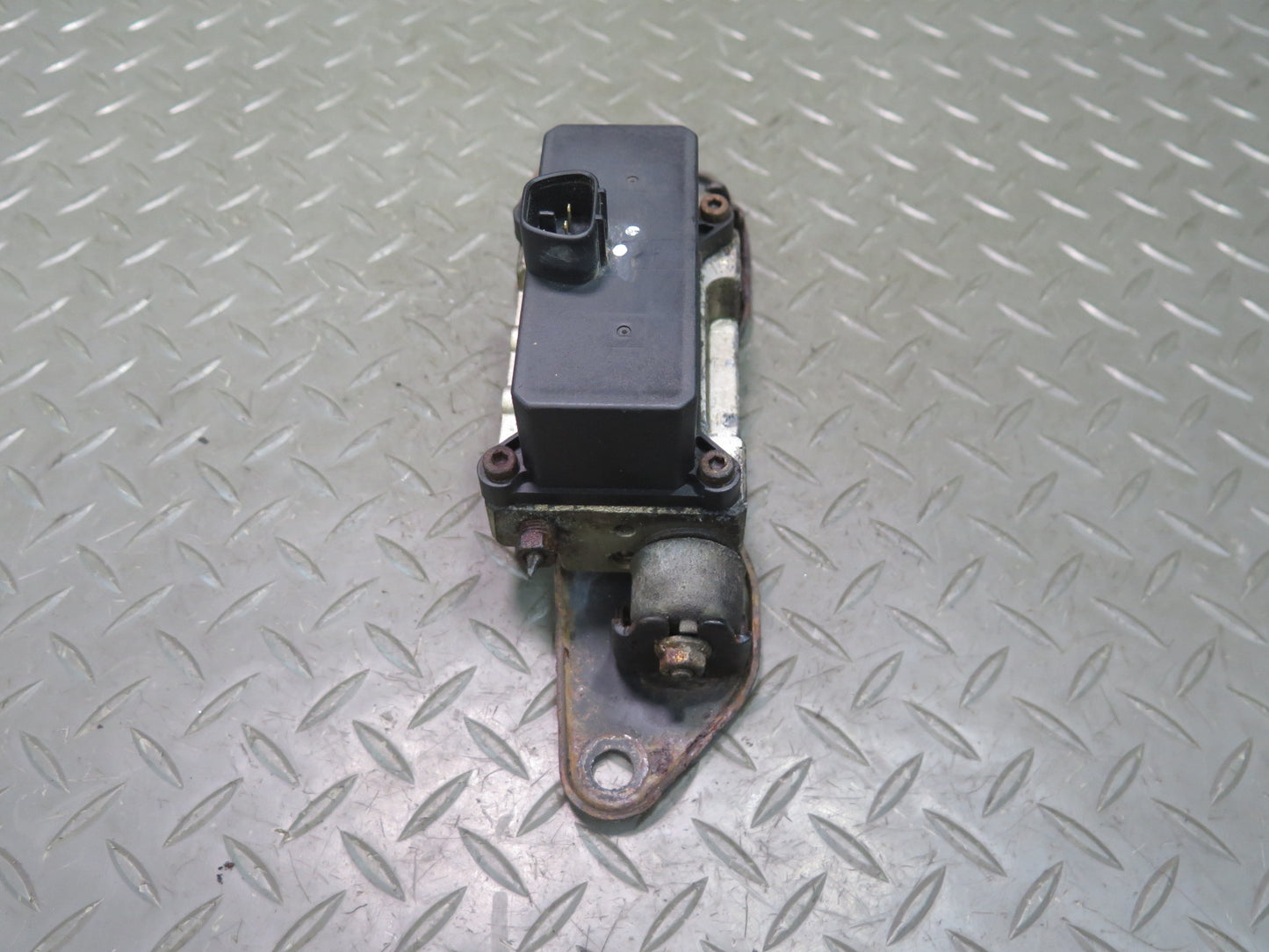 1998-2007 Lexus UZJ100L LX470 Suspension Height Control Leveler Valve