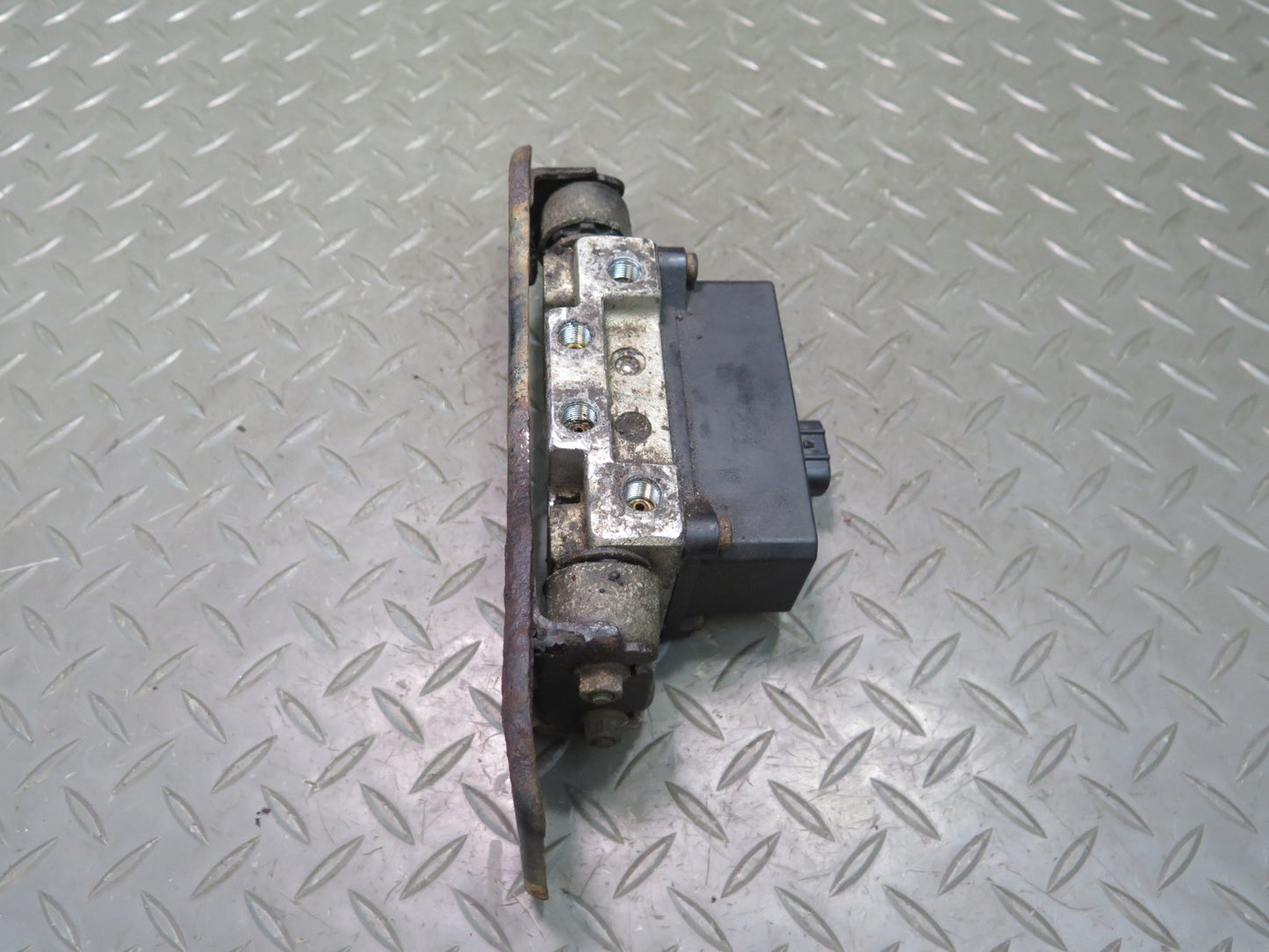 1998-2007 Lexus UZJ100L LX470 Suspension Height Control Leveler Valve