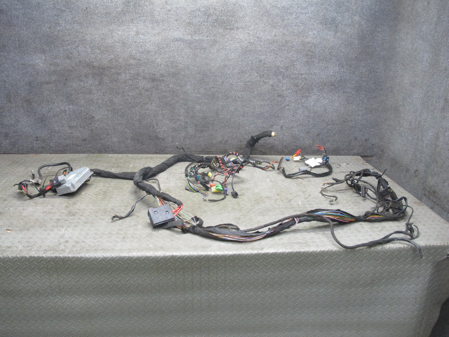 03-12 Mercedes R230 SL Battery Stabilization Control Load Module 2305400945 OEM