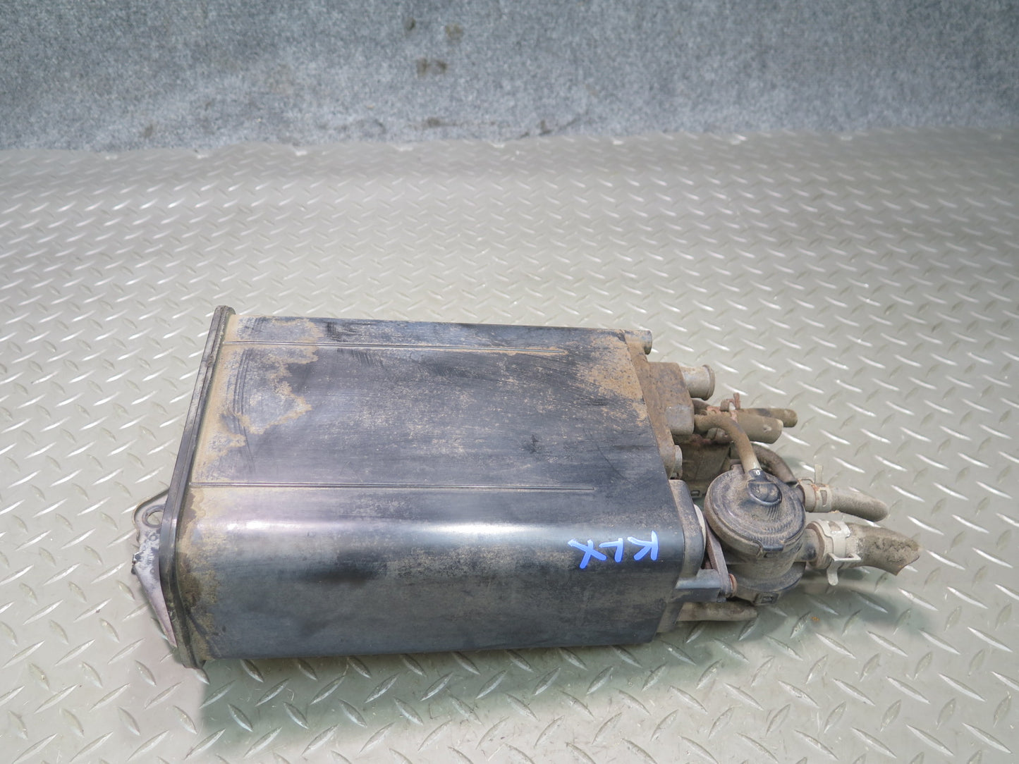 2003-2005 Lexus UZJ100L LX470 Fuel Evap Vapor Charcoal Canister 77740-60440