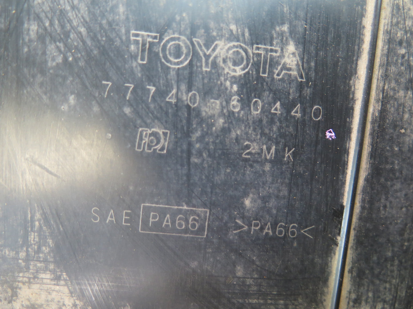 2003-2005 Lexus UZJ100L LX470 Fuel Evap Vapor Charcoal Canister 77740-60440
