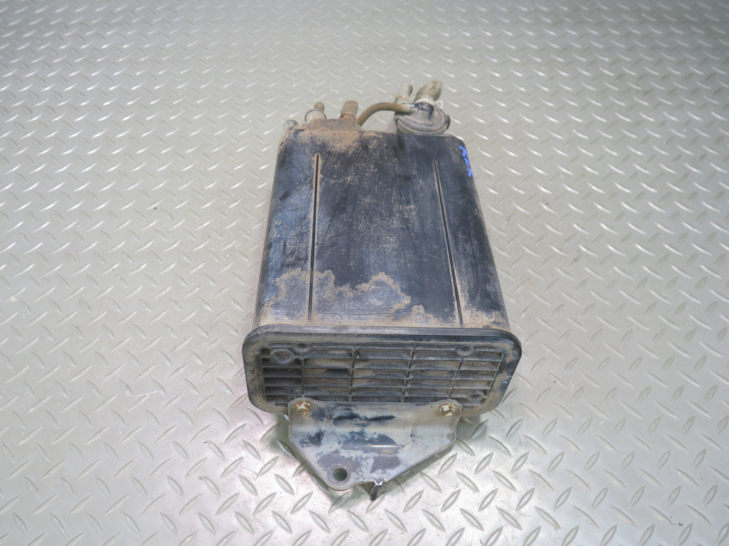 2003-2005 Lexus UZJ100L LX470 Fuel Evap Vapor Charcoal Canister 77740-60440