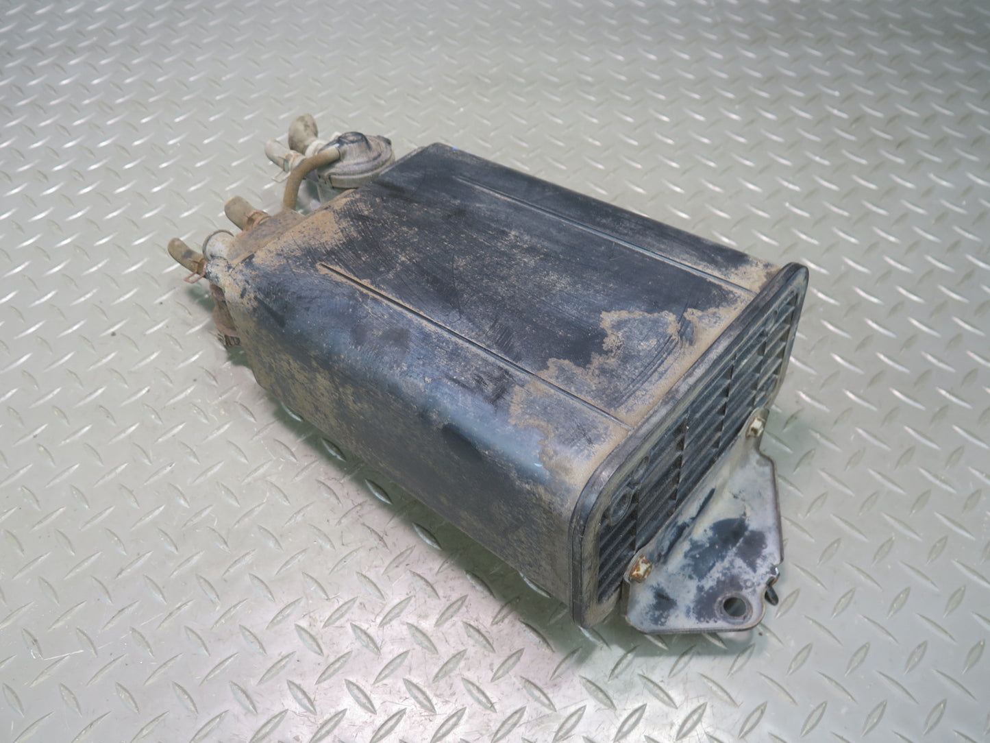 2003-2005 Lexus UZJ100L LX470 Fuel Evap Vapor Charcoal Canister 77740-60440