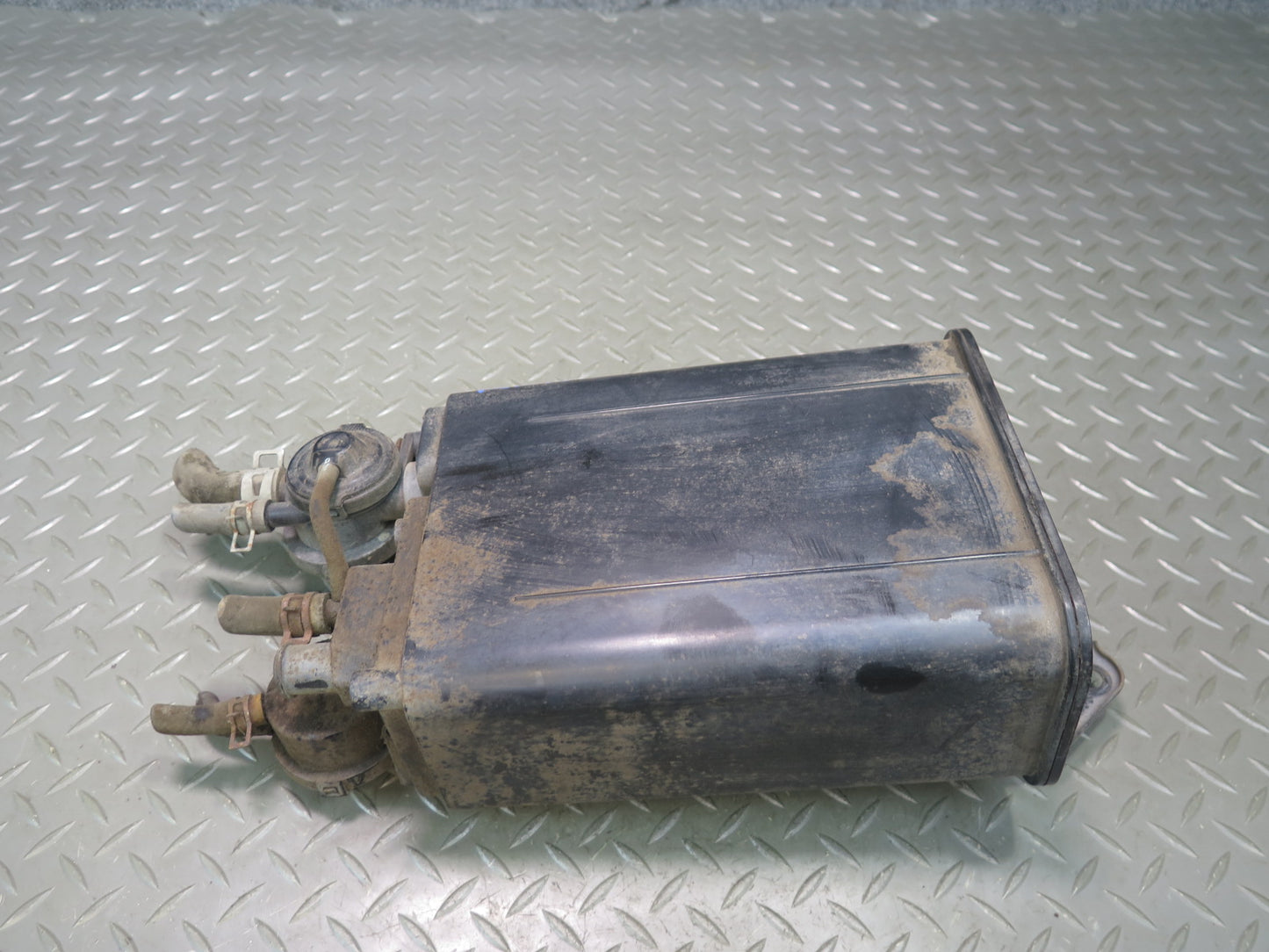 2003-2005 Lexus UZJ100L LX470 Fuel Evap Vapor Charcoal Canister 77740-60440