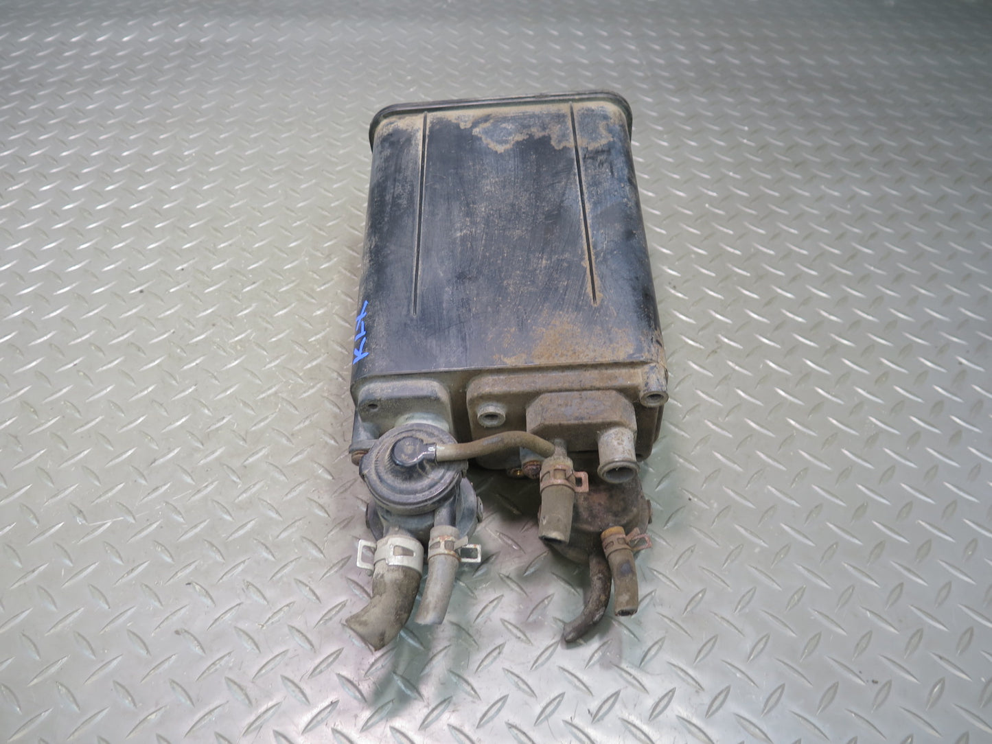 2003-2005 Lexus UZJ100L LX470 Fuel Evap Vapor Charcoal Canister 77740-60440