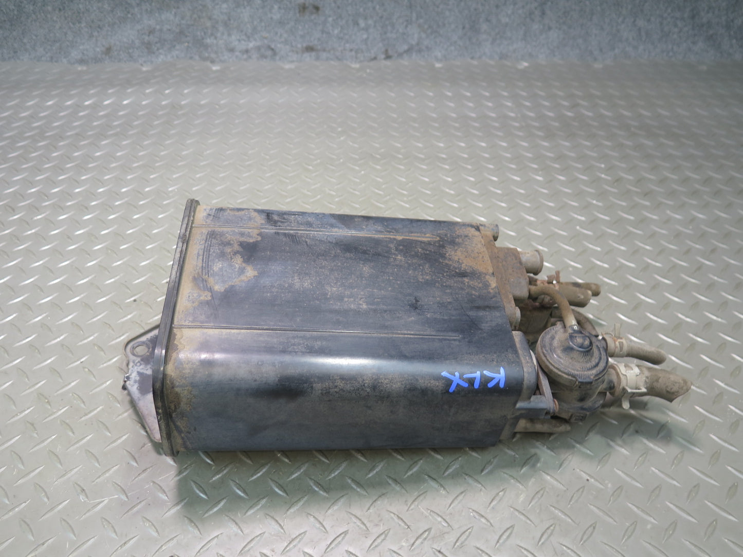 2003-2005 Lexus UZJ100L LX470 Fuel Evap Vapor Charcoal Canister 77740-60440