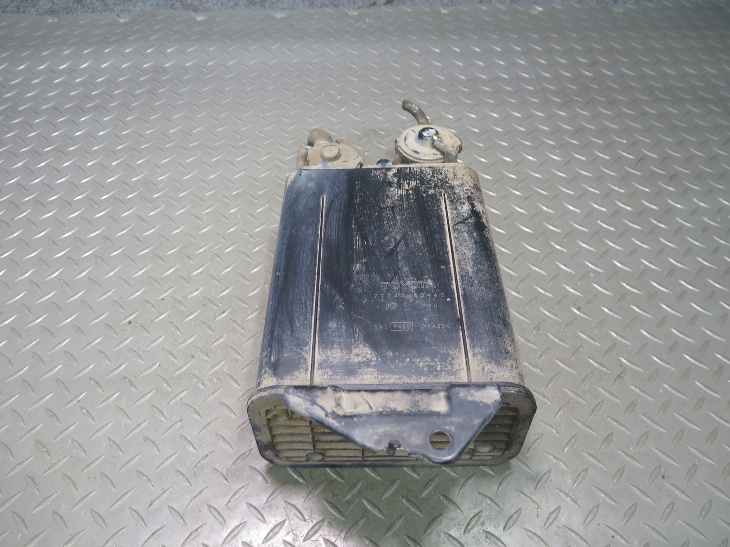2003-2005 Lexus UZJ100L LX470 Fuel Evap Vapor Charcoal Canister 77740-60440