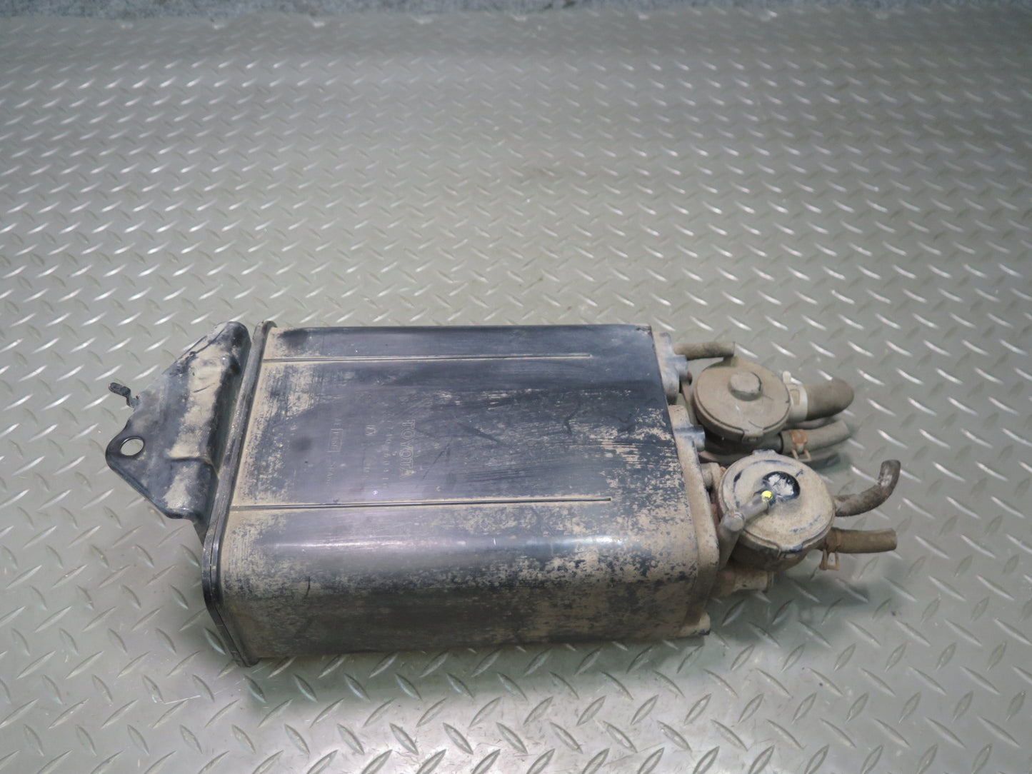 2003-2005 Lexus UZJ100L LX470 Fuel Evap Vapor Charcoal Canister 77740-60440