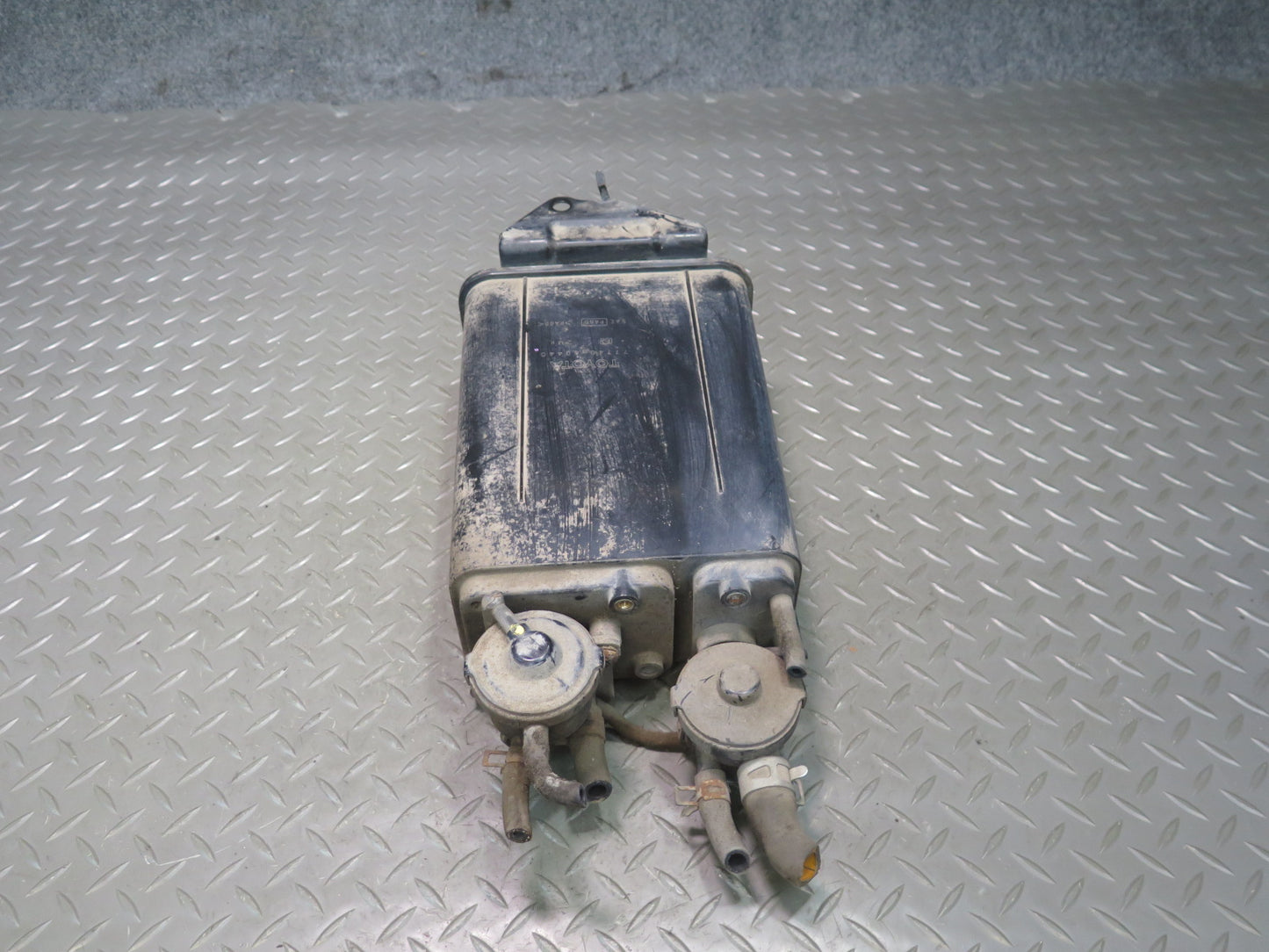 2003-2005 Lexus UZJ100L LX470 Fuel Evap Vapor Charcoal Canister 77740-60440