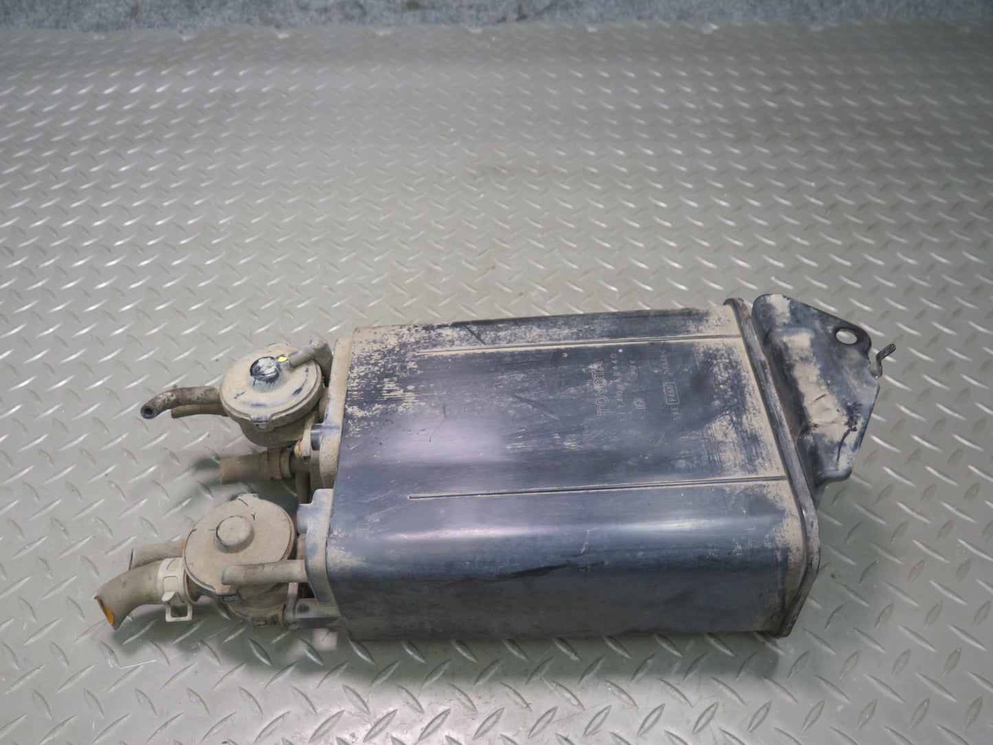 2003-2005 Lexus UZJ100L LX470 Fuel Evap Vapor Charcoal Canister 77740-60440