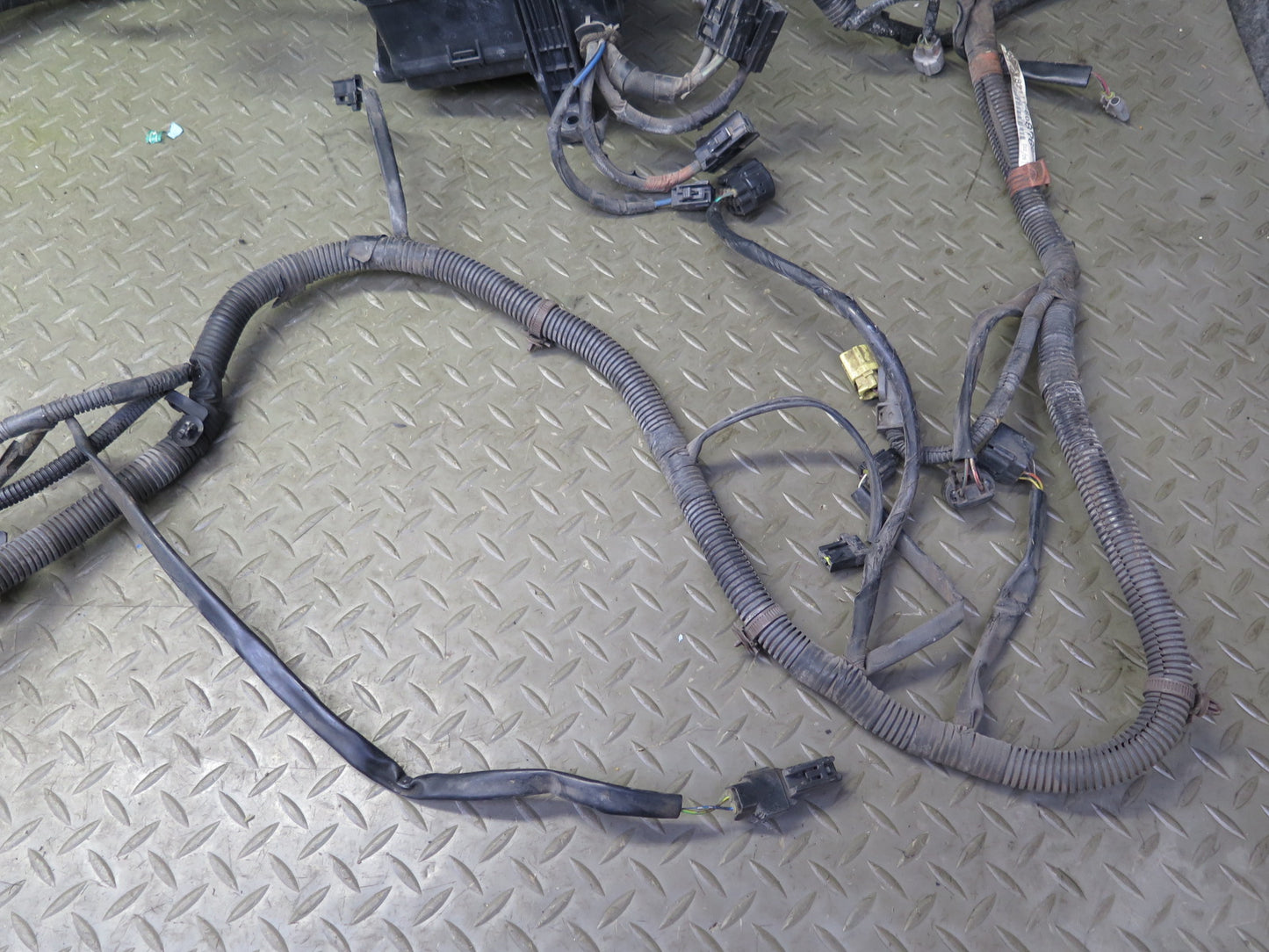 06-07 Lexus UZJ100L LX470 4.7L 2UZFE Engine Bay Wire Wiring Harness w Fuse Box