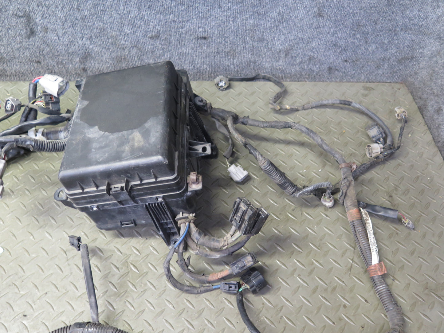 06-07 Lexus UZJ100L LX470 4.7L 2UZFE Engine Bay Wire Wiring Harness w Fuse Box