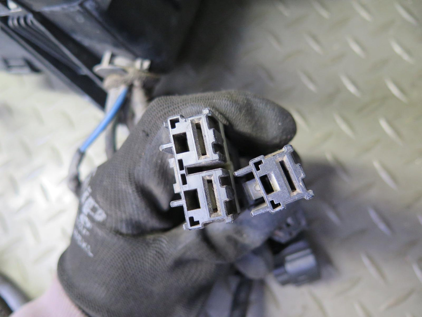 06-07 Lexus UZJ100L LX470 4.7L 2UZFE Engine Bay Wire Wiring Harness w Fuse Box