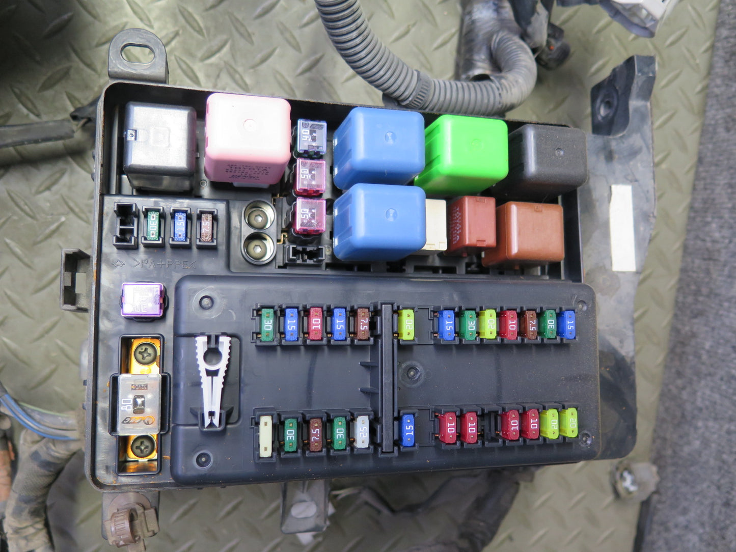 06-07 Lexus UZJ100L LX470 4.7L 2UZFE Engine Bay Wire Wiring Harness w Fuse Box