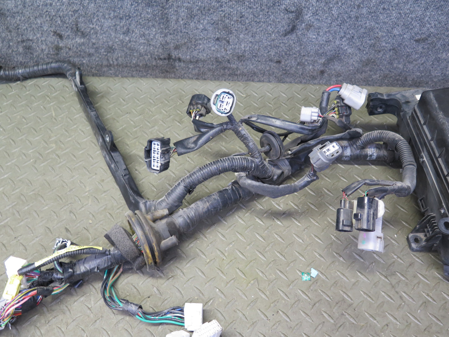 06-07 Lexus UZJ100L LX470 4.7L 2UZFE Engine Bay Wire Wiring Harness w Fuse Box