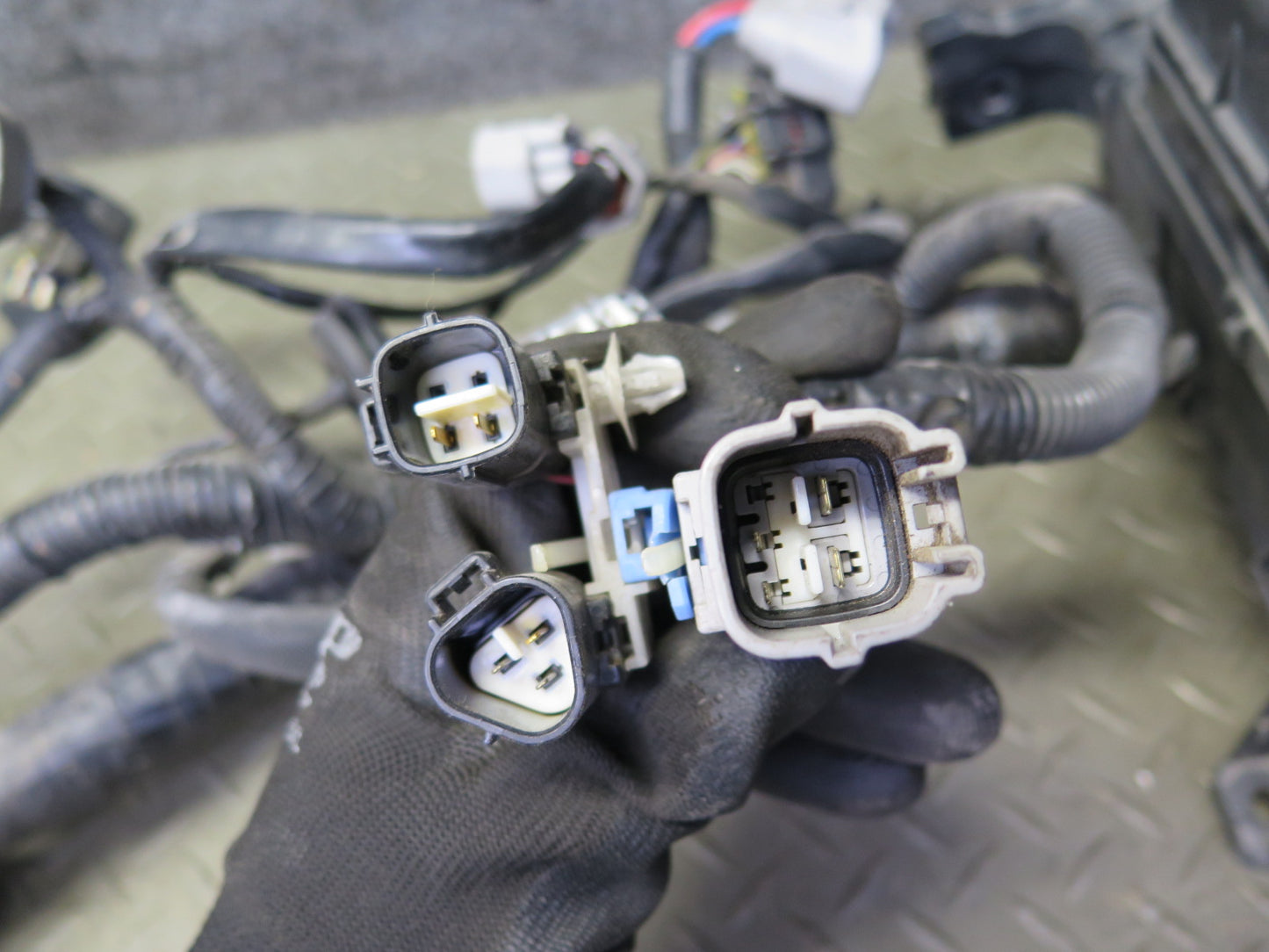 06-07 Lexus UZJ100L LX470 4.7L 2UZFE Engine Bay Wire Wiring Harness w Fuse Box