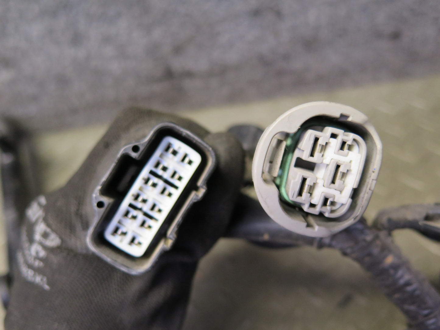 06-07 Lexus UZJ100L LX470 4.7L 2UZFE Engine Bay Wire Wiring Harness w Fuse Box