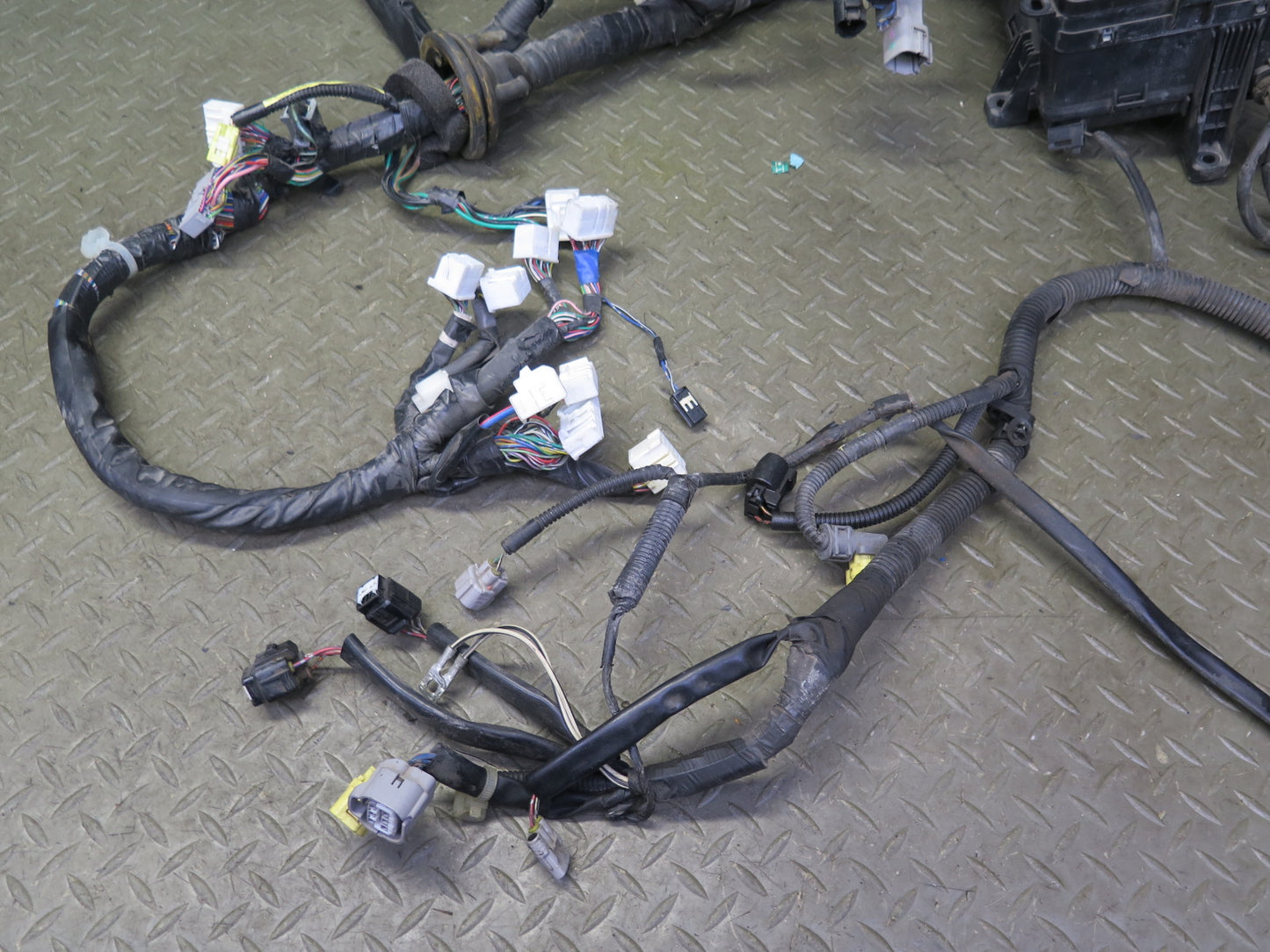 06-07 Lexus UZJ100L LX470 4.7L 2UZFE Engine Bay Wire Wiring Harness w Fuse Box