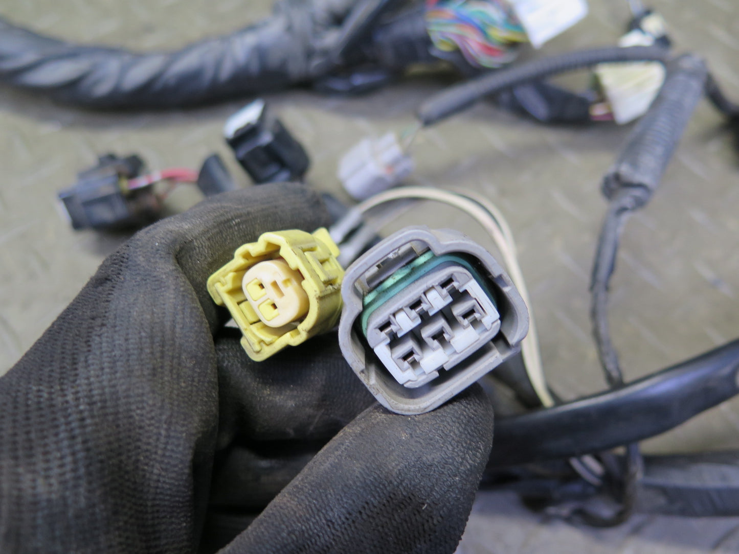 06-07 Lexus UZJ100L LX470 4.7L 2UZFE Engine Bay Wire Wiring Harness w Fuse Box