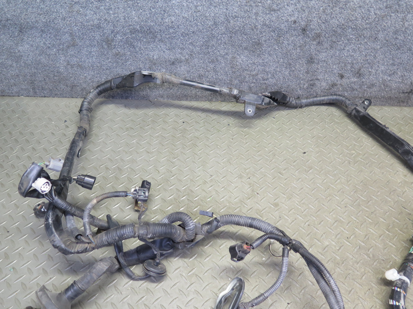 06-07 Lexus UZJ100L LX470 4.7L 2UZFE Engine Bay Wire Wiring Harness w Fuse Box