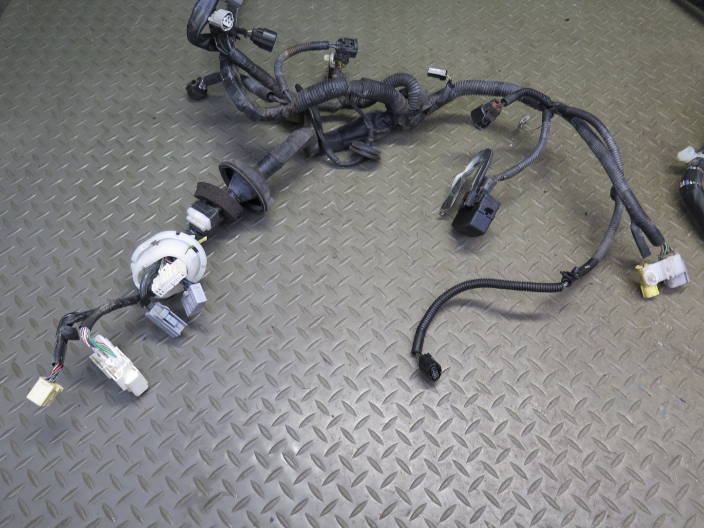 06-07 Lexus UZJ100L LX470 4.7L 2UZFE Engine Bay Wire Wiring Harness w Fuse Box