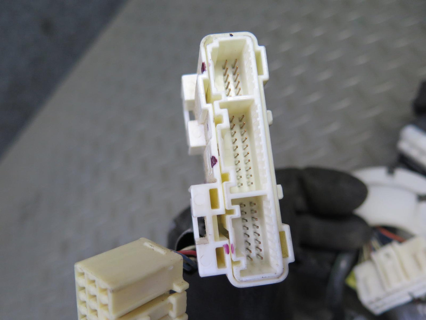 06-07 Lexus UZJ100L LX470 4.7L 2UZFE Engine Bay Wire Wiring Harness w Fuse Box