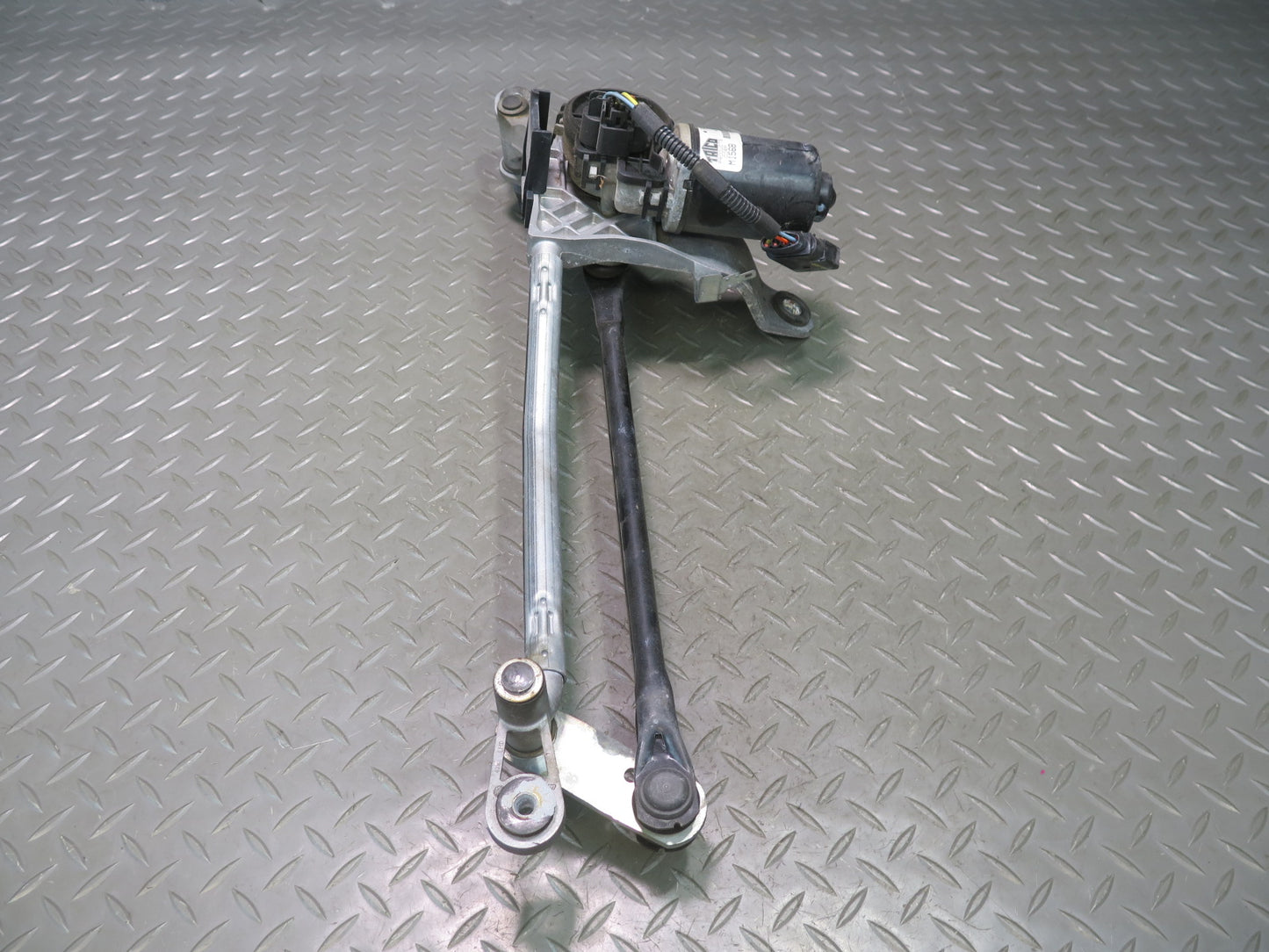 2014-2020 Maserati Ghibli M157 Front Windshield Wiper Linkage W/ Motor