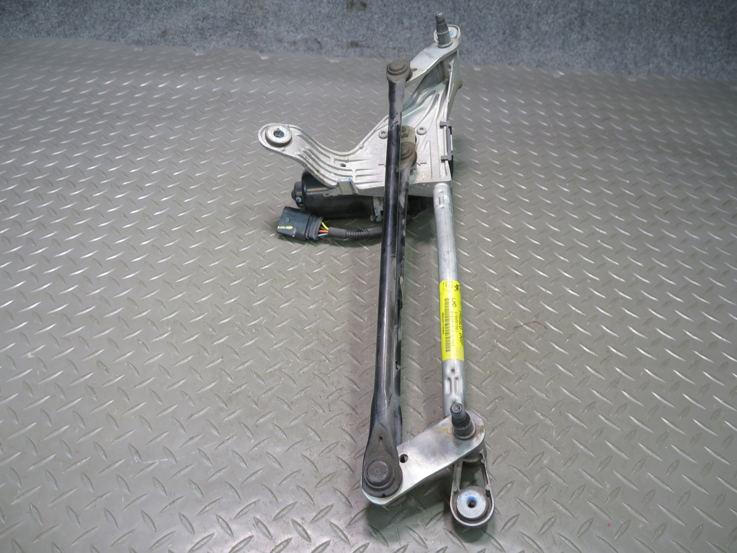 2014-2020 Maserati Ghibli M157 Front Windshield Wiper Linkage W/ Motor