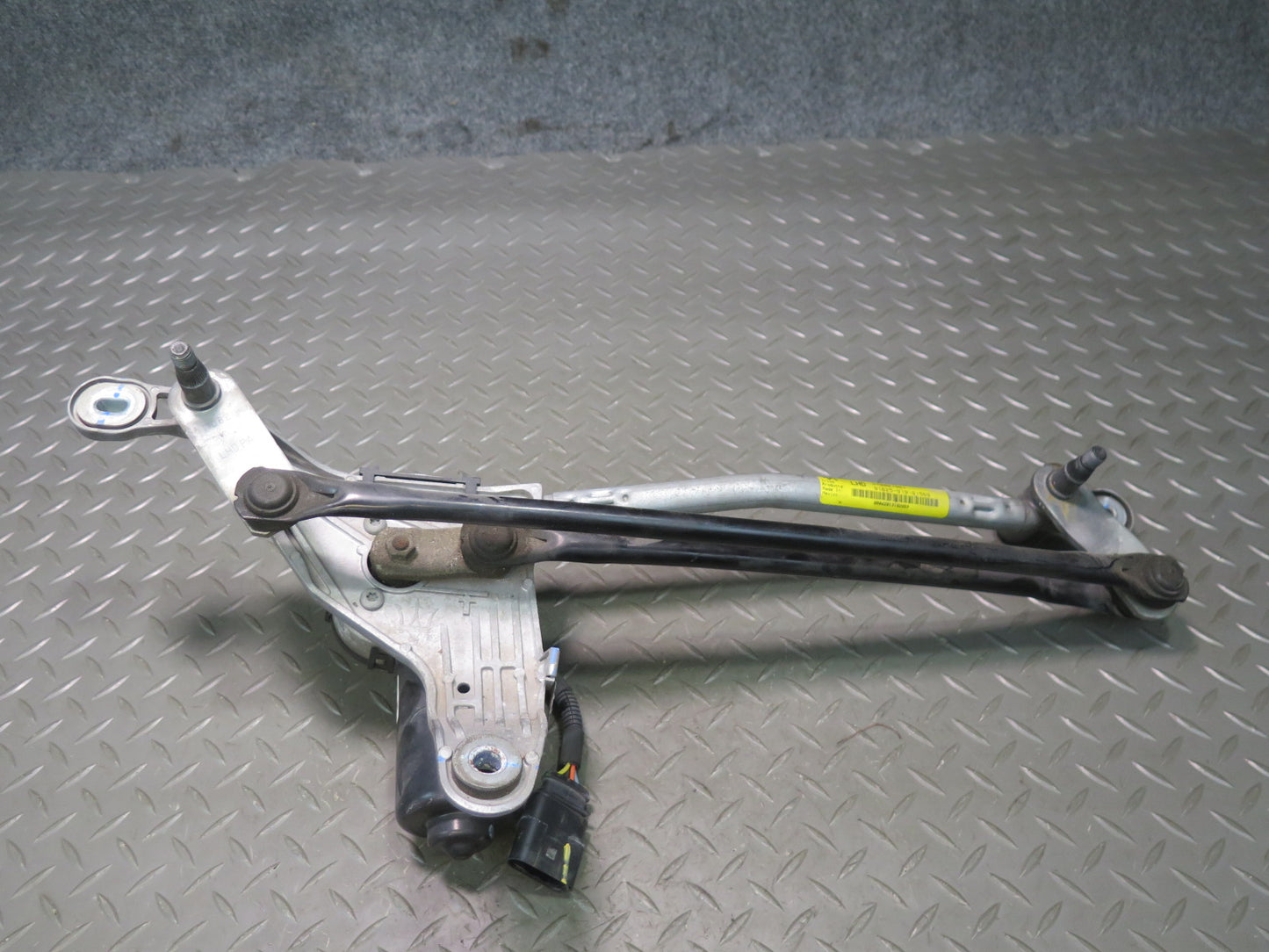 2014-2020 Maserati Ghibli M157 Front Windshield Wiper Linkage W/ Motor
