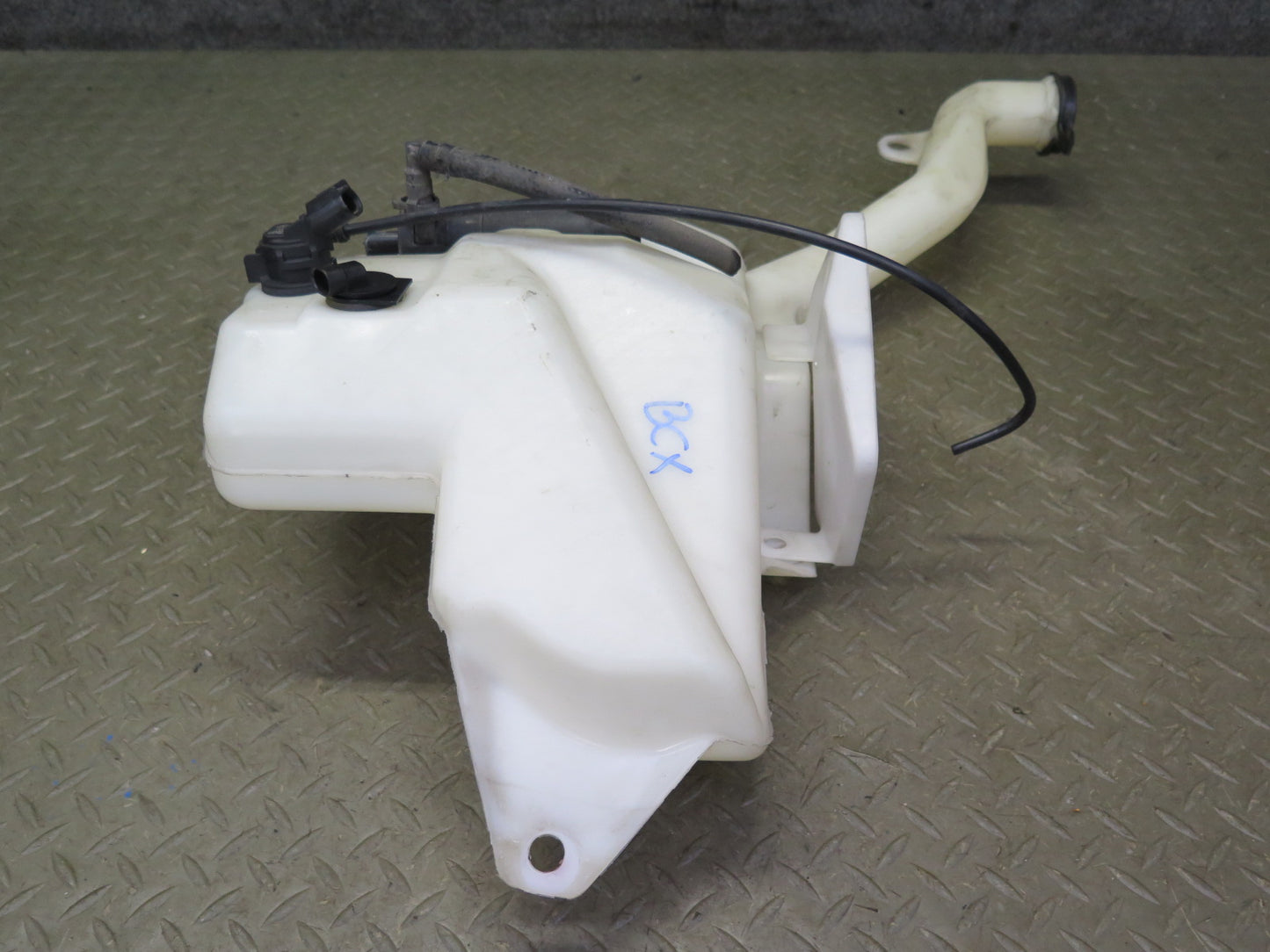 2004-2009 Cadillac XLR Windshield Washer Reservoir Bottle Tank 10339236