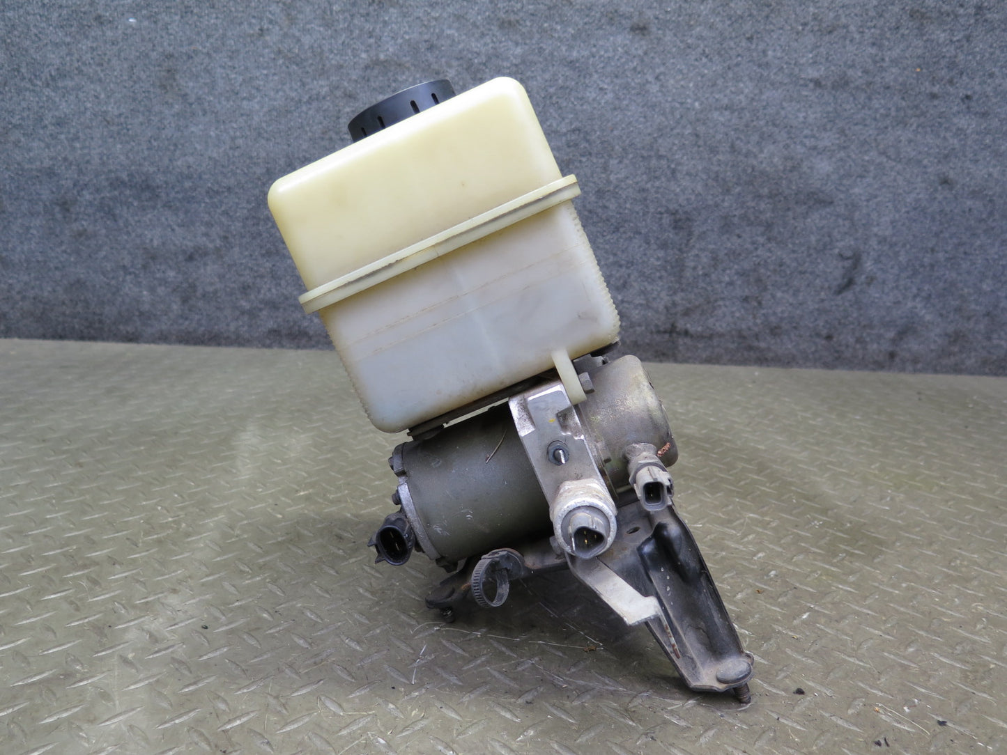 2003-2007 Lexus UZJ100L LX470 Air Ride Suspension Height Pump Motor w Reservoir