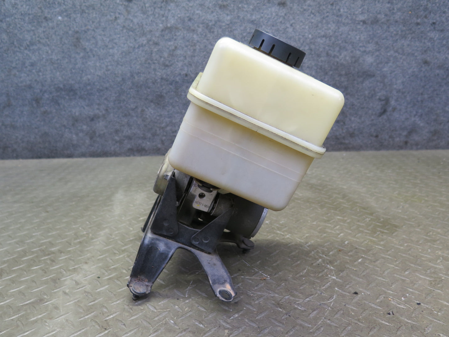 2003-2007 Lexus UZJ100L LX470 Air Ride Suspension Height Pump Motor w Reservoir