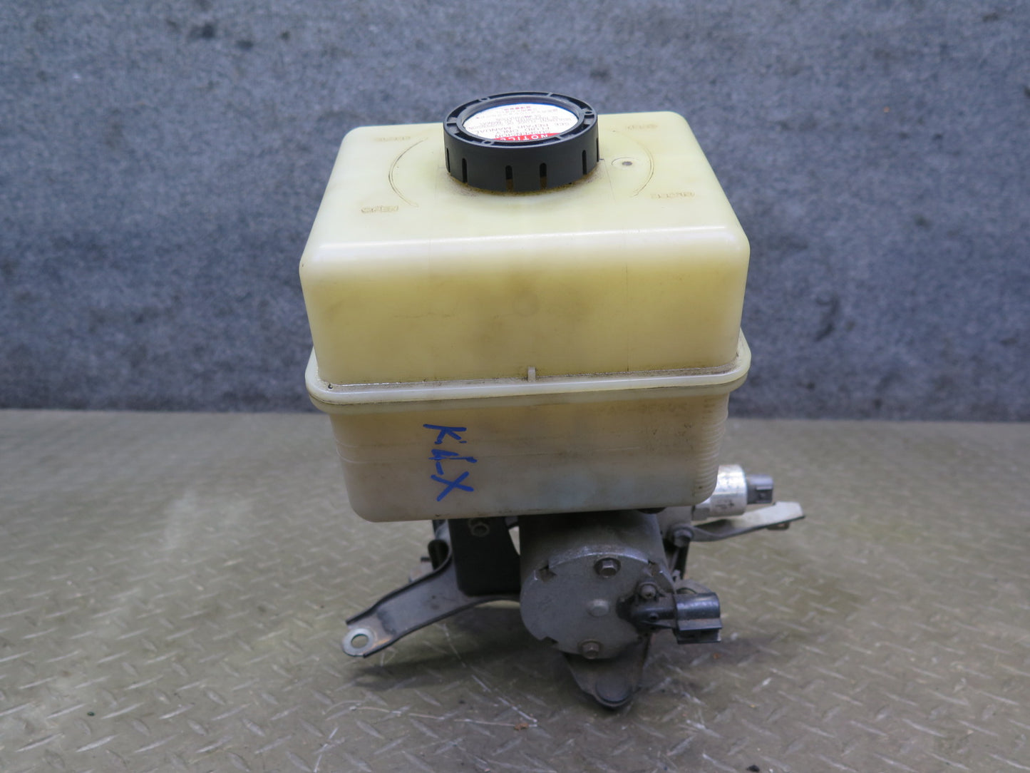 2003-2007 Lexus UZJ100L LX470 Air Ride Suspension Height Pump Motor w Reservoir