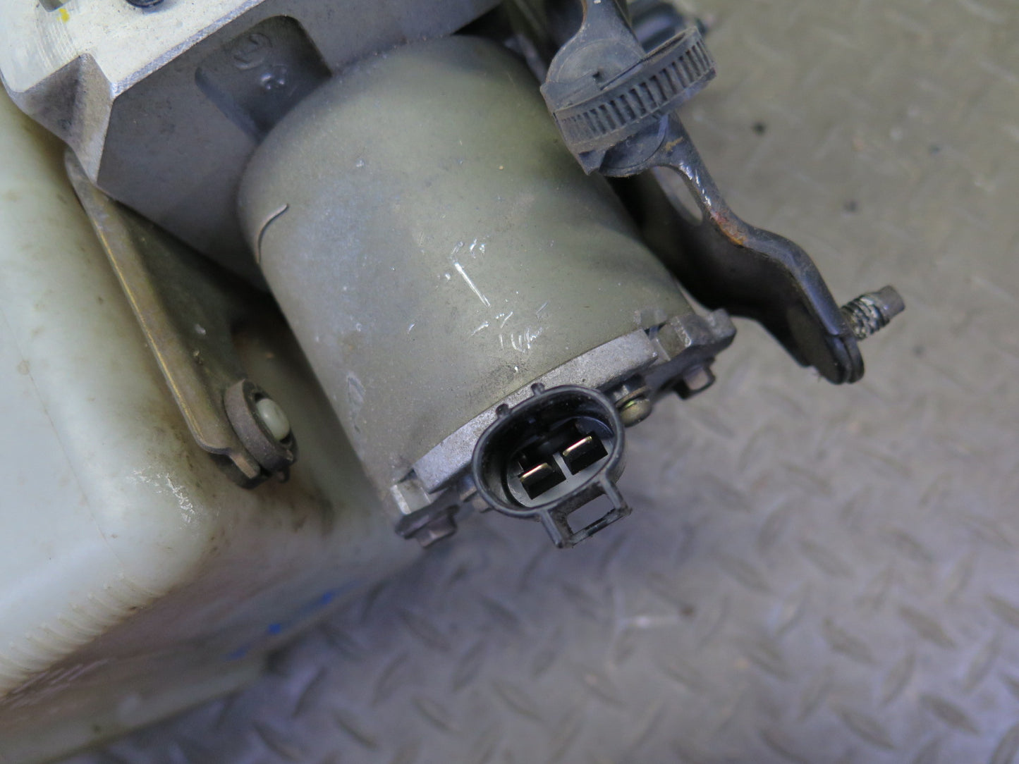 2003-2007 Lexus UZJ100L LX470 Air Ride Suspension Height Pump Motor w Reservoir