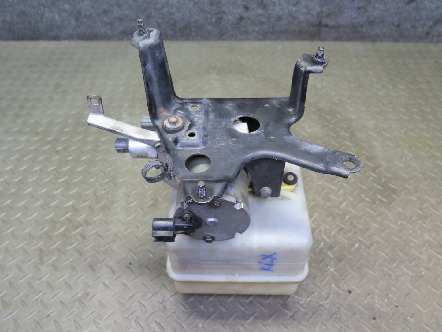 2003-2007 Lexus UZJ100L LX470 Air Ride Suspension Height Pump Motor w Reservoir