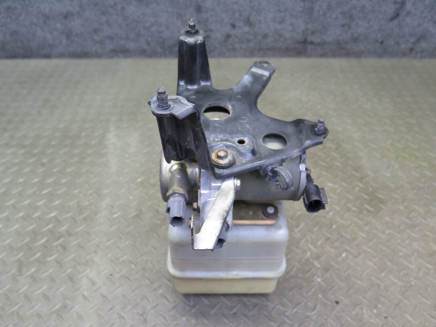 2003-2007 Lexus UZJ100L LX470 Air Ride Suspension Height Pump Motor w Reservoir