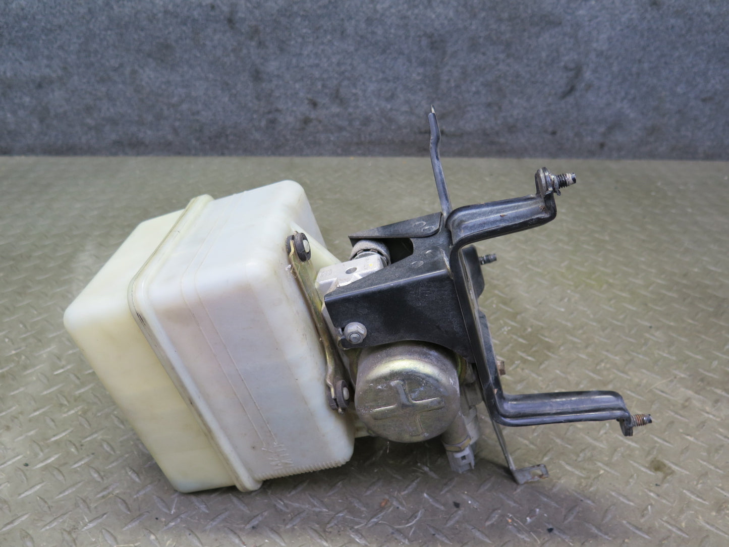 2003-2007 Lexus UZJ100L LX470 Air Ride Suspension Height Pump Motor w Reservoir