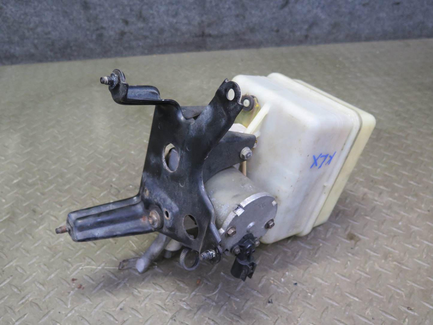 2003-2007 Lexus UZJ100L LX470 Air Ride Suspension Height Pump Motor w Reservoir