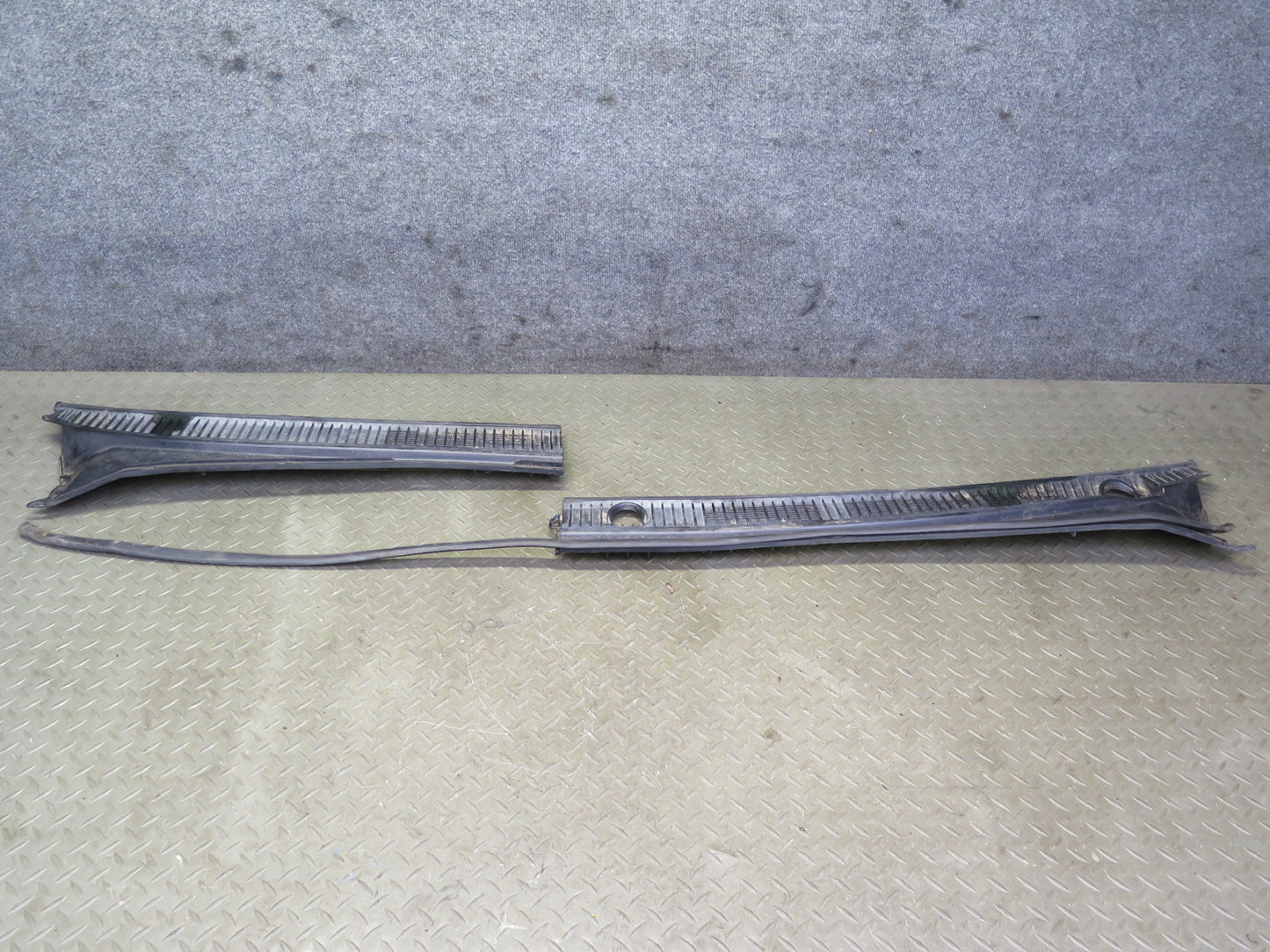 1998-2004 Lexus J100 LX470 Front Left & Right Windshield Vent Cowl Seal Set