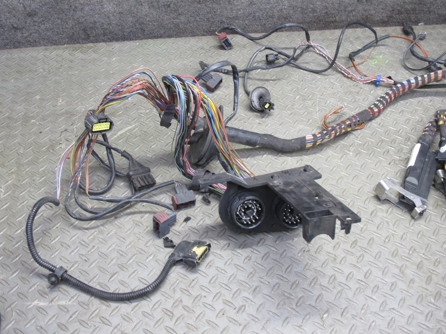 1999 Porsche 911 996 3.4L M96.01 RWD A/T Engine Motor Wire Wiring Harness