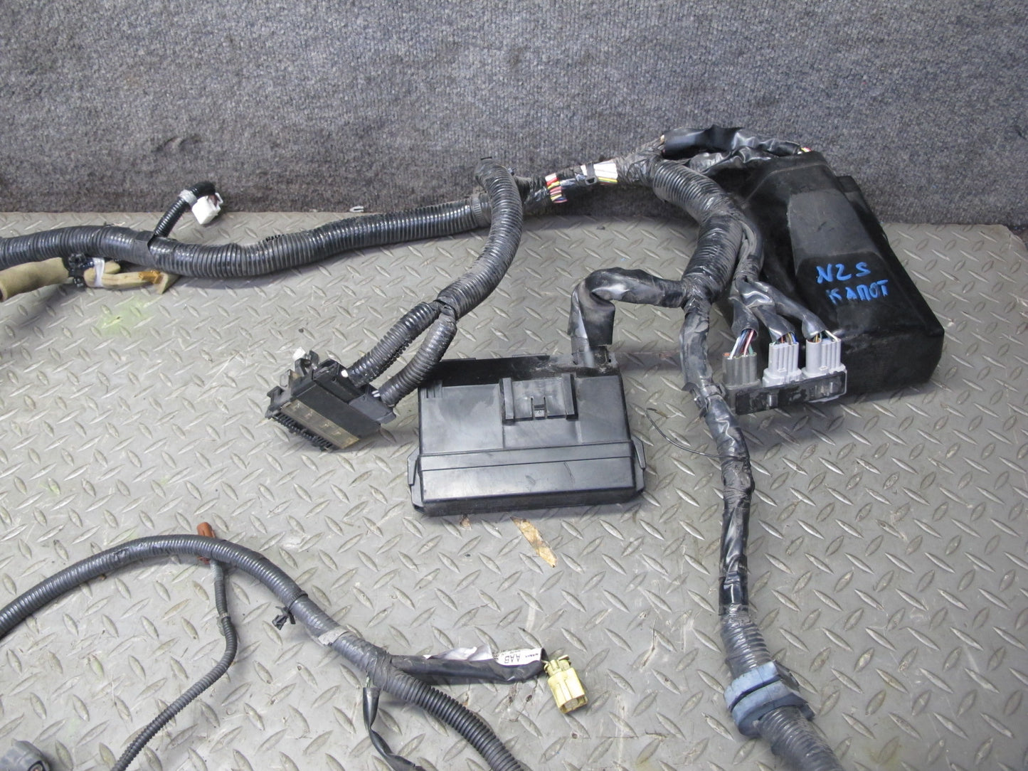 2004 Nissan Z33 350Z3.5L VQ35DE M/T Engine Bay Wire Wiring Harness 24012-CD200