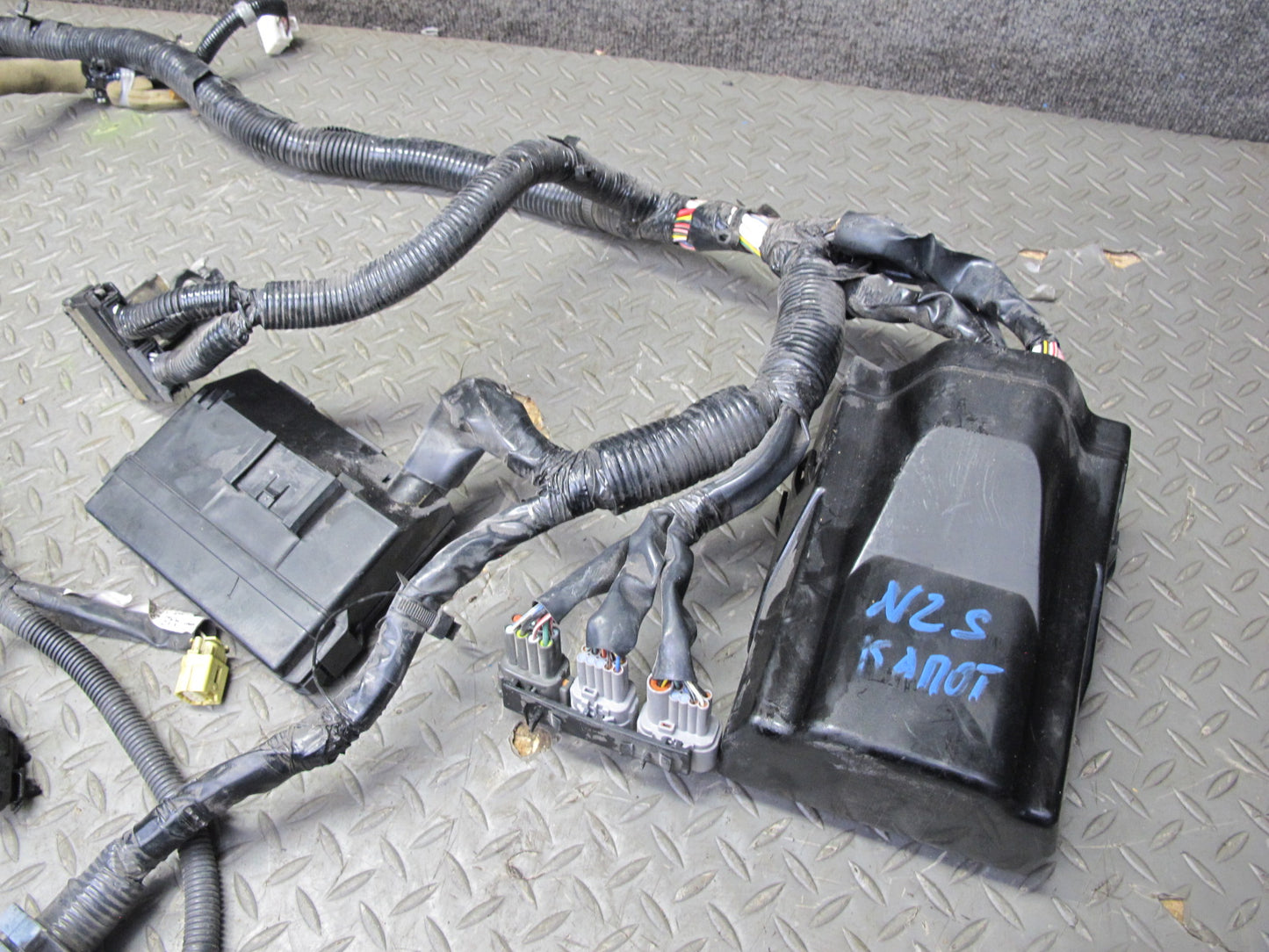 2004 Nissan Z33 350Z3.5L VQ35DE M/T Engine Bay Wire Wiring Harness 24012-CD200