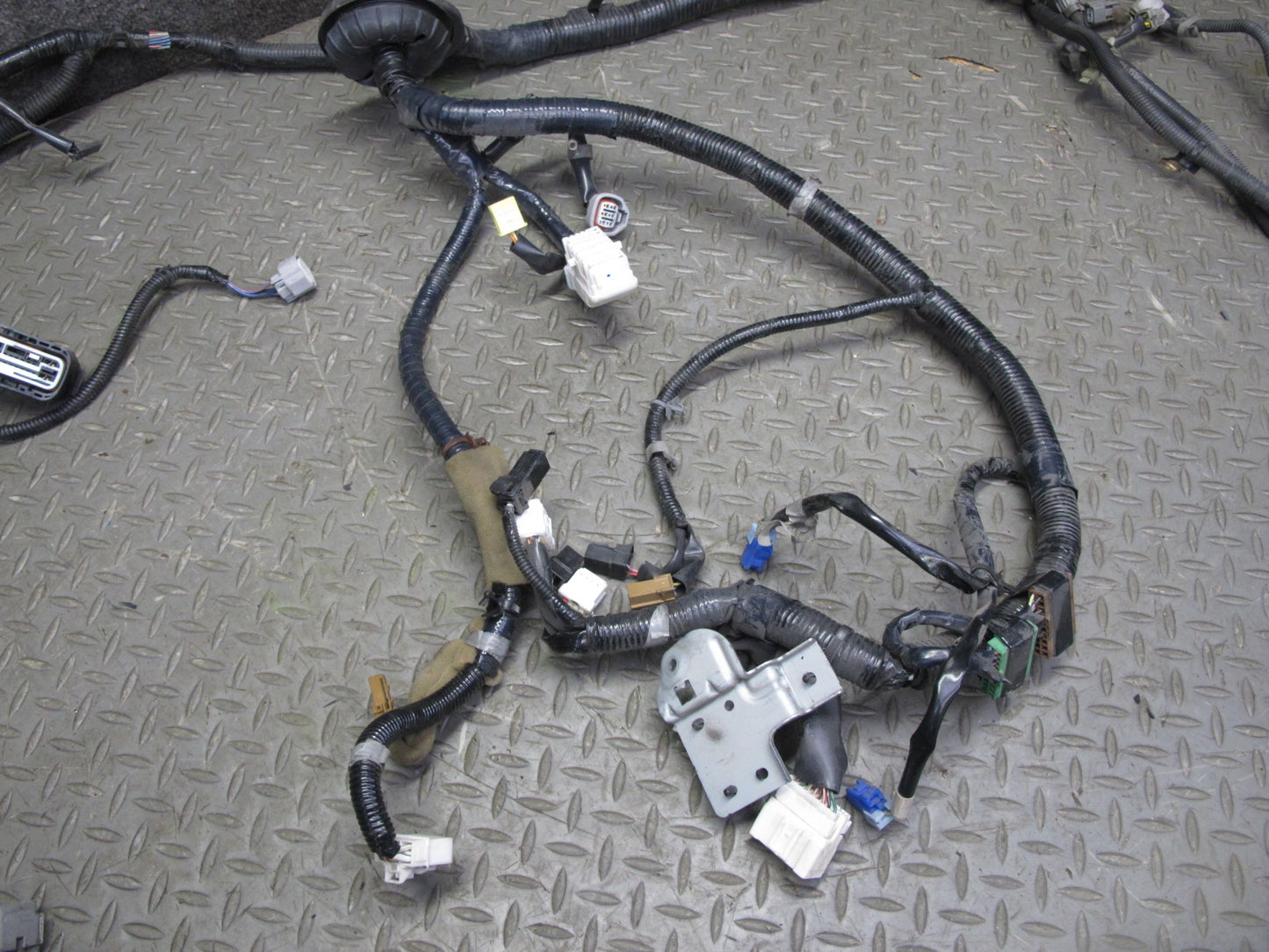 2004 Nissan Z33 350Z3.5L VQ35DE M/T Engine Bay Wire Wiring Harness 24012-CD200