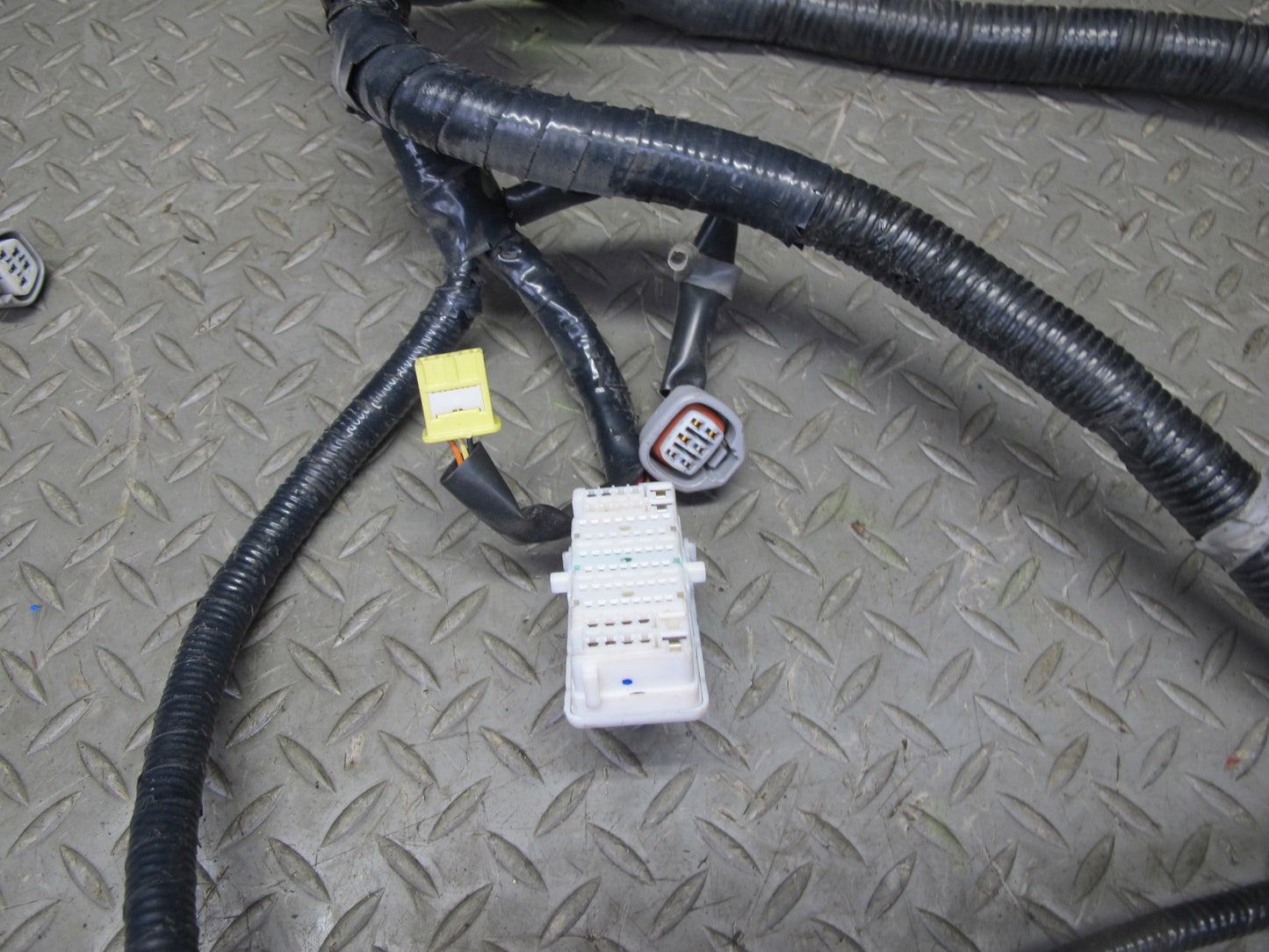 2004 Nissan Z33 350Z3.5L VQ35DE M/T Engine Bay Wire Wiring Harness 24012-CD200