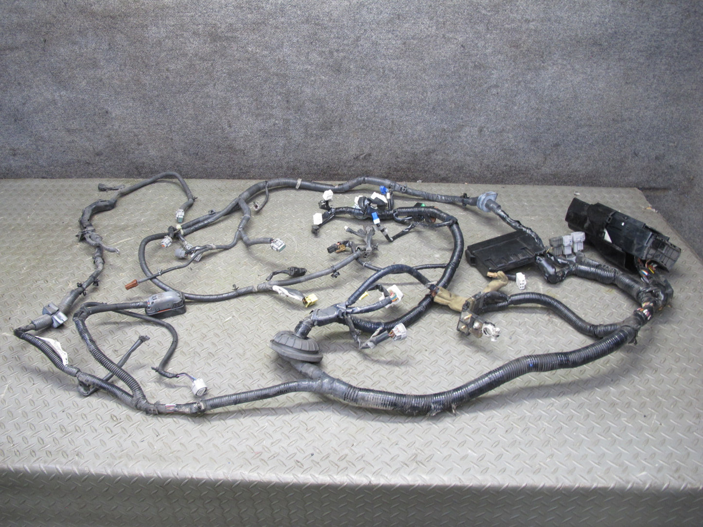 2004 Nissan Z33 350Z3.5L VQ35DE M/T Engine Bay Wire Wiring Harness 24012-CD200