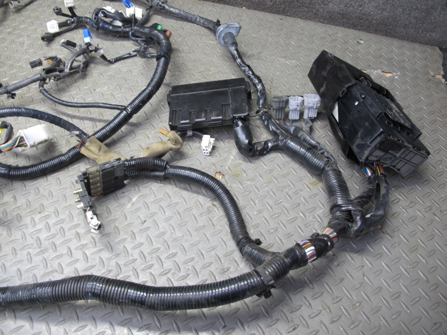 2004 Nissan Z33 350Z3.5L VQ35DE M/T Engine Bay Wire Wiring Harness 24012-CD200