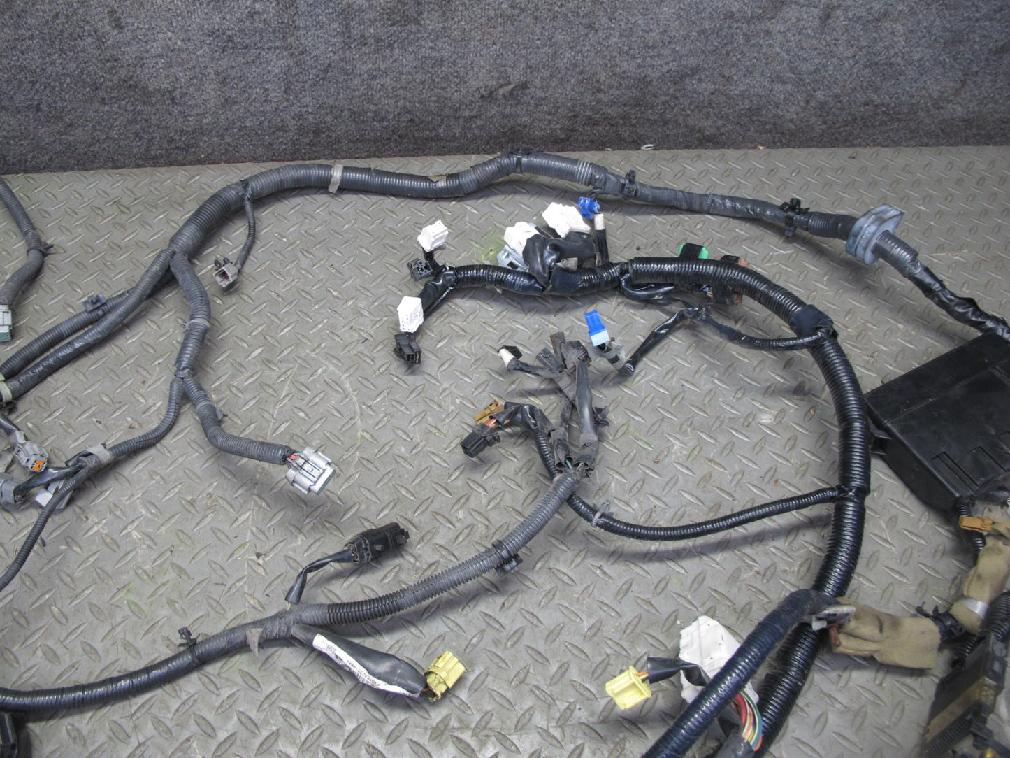 2004 Nissan Z33 350Z3.5L VQ35DE M/T Engine Bay Wire Wiring Harness 24012-CD200