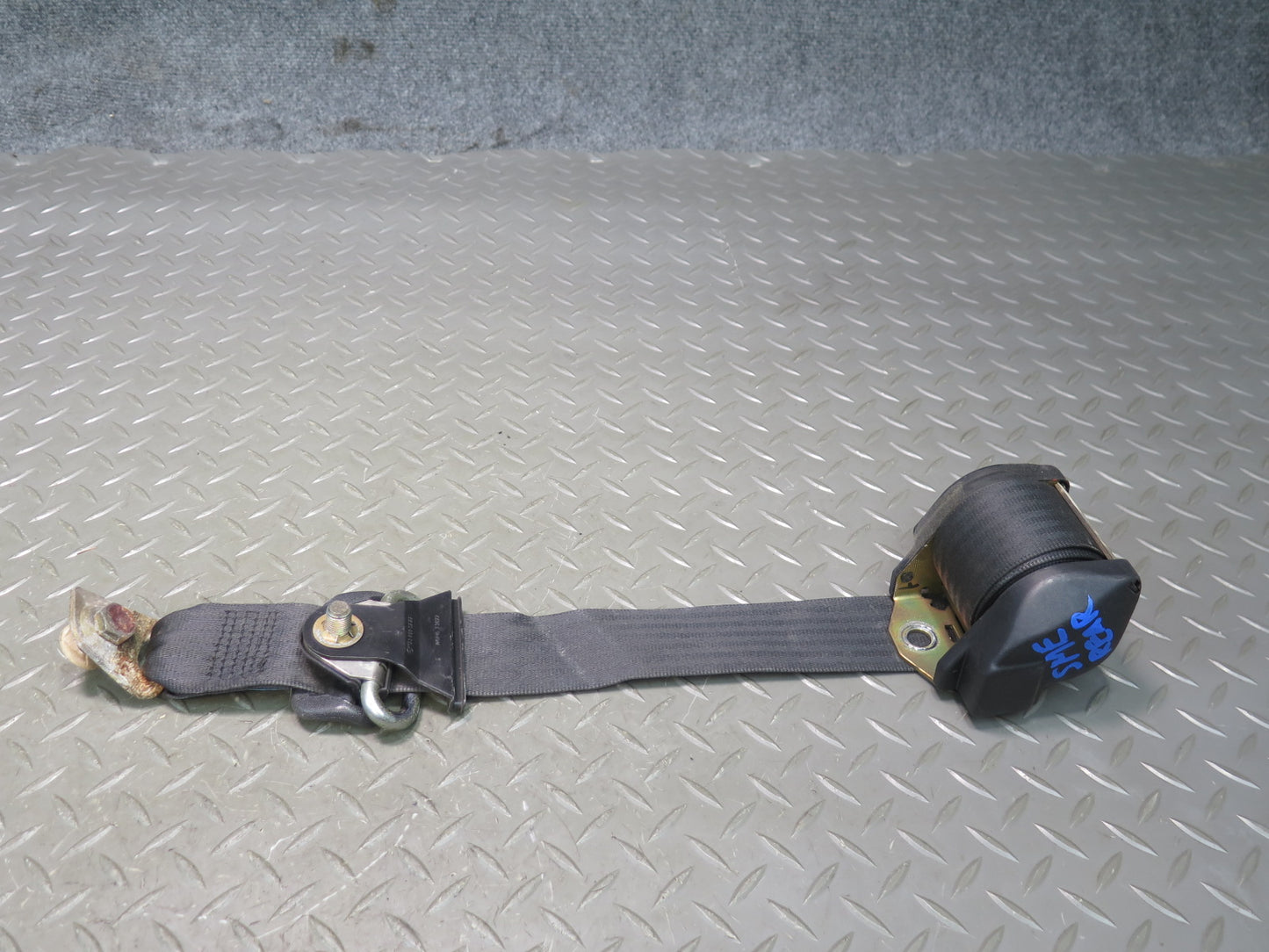 83-85 MERCEDES 240D W123 4PCS REAR SEATBELT RETRACTORS & SEATBELT BUCKLE SET OEM