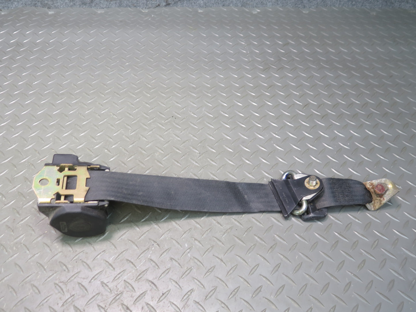 83-85 MERCEDES 240D W123 4PCS REAR SEATBELT RETRACTORS & SEATBELT BUCKLE SET OEM