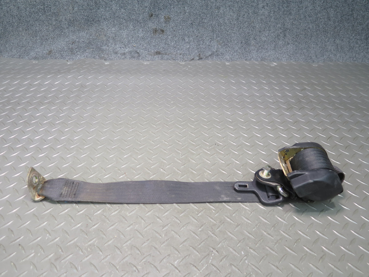 83-85 MERCEDES 240D W123 4PCS REAR SEATBELT RETRACTORS & SEATBELT BUCKLE SET OEM